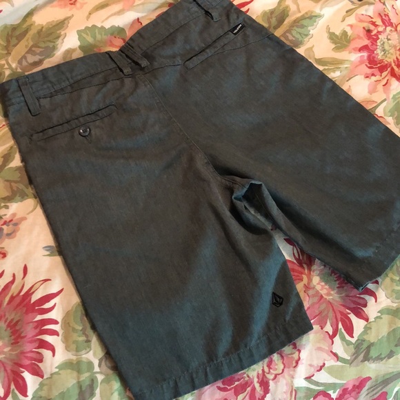 VOLCOM Size 30 Skate Surf Shorts Pockets Bermuda Length Deep Gray $48 NEW - Picture 1 of 13